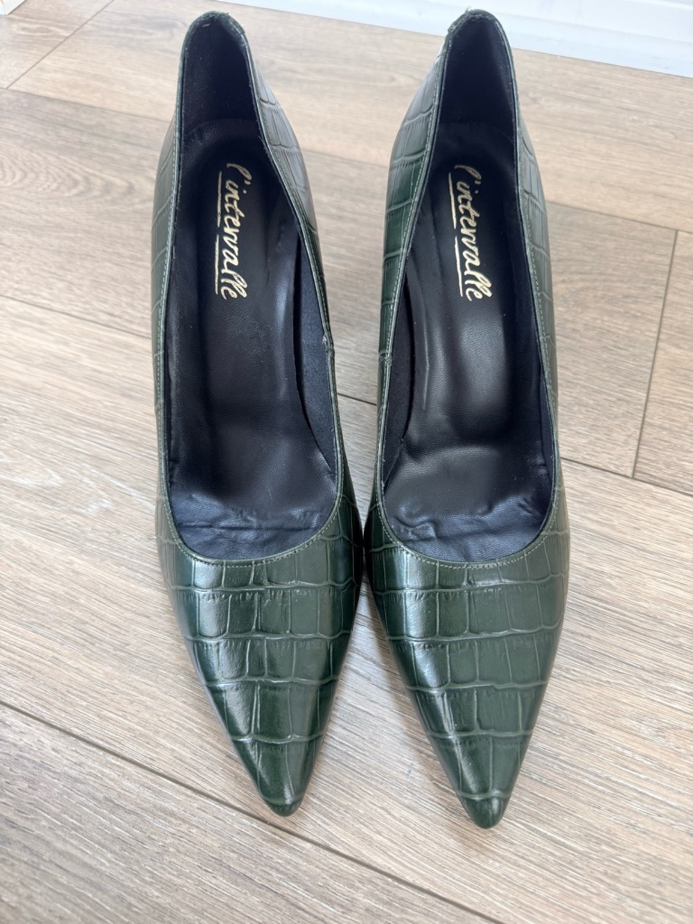 L'INTERVALLE Dark Green Croc-Embossed Pointed Toe Pumps
